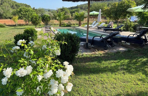 Sant Antoni de Portmany Bed & Breakfast | Finca Can Pepis, surrounded by nature, is ideal for groups of 12 people.