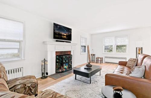 New Rochelle House | Fire pit ~ Game Room ~ near NYC ~ Modern Luxury