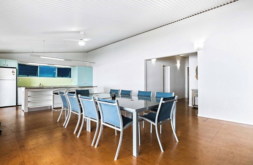 Toogoom House | Fish Tales - Absolute Waterfront Toogoom-Sleeps 8-Air Con-Wi-Fi-Pets