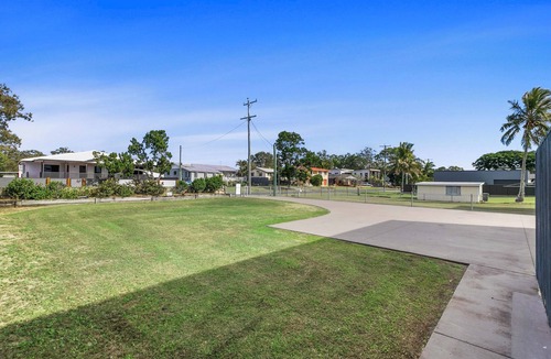 Toogoom House | Fish Tales - Absolute Waterfront Toogoom-Sleeps 8-Air Con-Wi-Fi-Pets