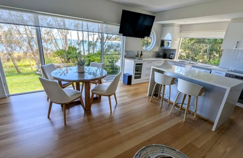 Smiths Lake House | Fishtales On the Lake - Exclusive “Couples Only” Private Waterfront Retreat.