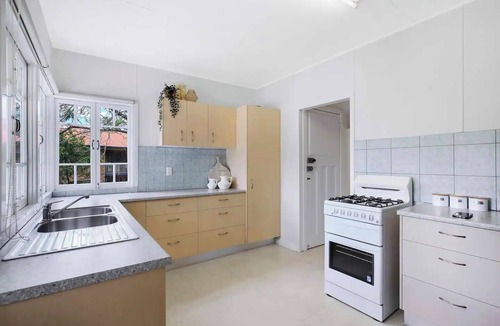 St. Lucia House | Five-Bedroom Heritage Home Close to Brisbane River & CBD - Pet Friendly
