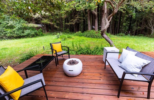 Little River Cottage | Forest oasis 3 min from beach + Hot Tub + Fire Pit
