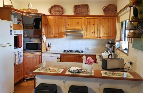 Big Hill House | FREE 2PM CHECKOUT at ROLLING HILLS FARMSTAY at Big Hill, sleeps up to 16.