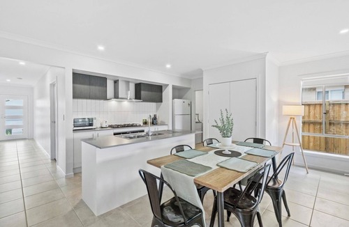 Crestmead House | Fresh and Stylish 4BR Getaway Near Local Parklands