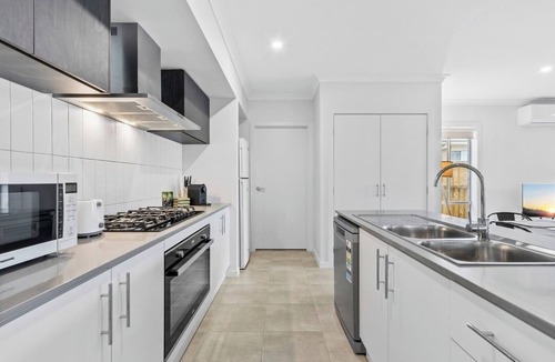 Crestmead House | Fresh and Stylish 4BR Getaway Near Local Parklands