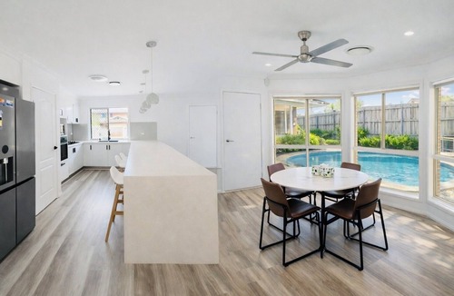 Mansfield House | Fully AC 3-bedroom apartment with swimming pool and 3 parking spaces