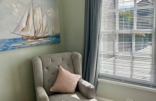 Hove Apartment | Fully furnished apartment in Hove, Stay Smart with kitchen, dining and bathroom