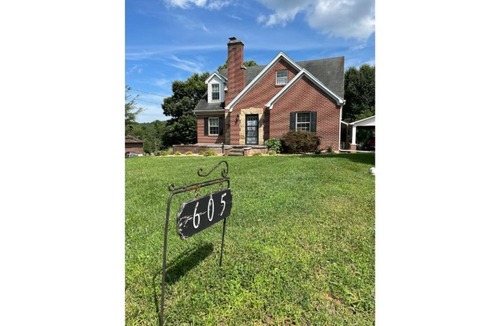 Floyd House | Funky on Main