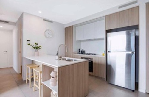 East Brisbane Apartment | Gabba Oasis - Luxury 3BR Apt & Pool