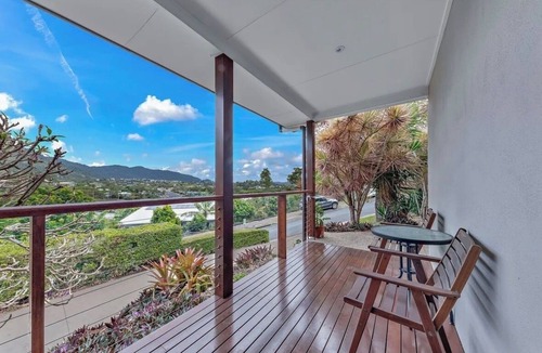 Cannonvale House | Gateway to the Whitsundays Boat & Caravan Parking Wash-Down pet friendly home