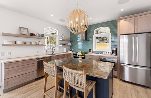 Estate Lovenlund House | Generator! 2 Primary Bedrooms - Magens Bay - Dining