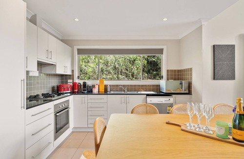 Kangaroo Valley Cabin | George's - Cabin 72 Kangaroo Valley Golf Course. Kangaroos, Wombats and Wildlife at your front door!