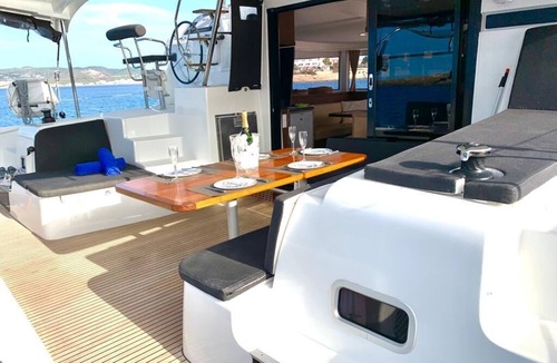 Ibiza Town Boat Rental | Get to know Ibiza from the crystalline and transparent waters of its coves and beaches.