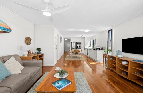 Golden Beach Apartment | Golden Views Hideaway - Ocean views & Free parking