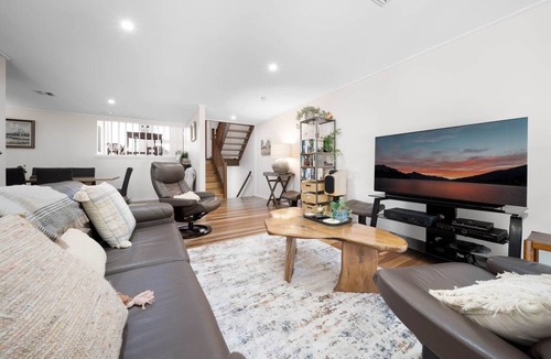 Kingston Apartment | Gorgeous 2-Bed Townhouse with Patio, BBQ & Parking