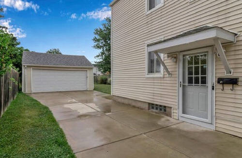 North Buffalo Apartment | Gorgeous 2 Queen Bed North Buffalo Apartment with Free Driveway Parking