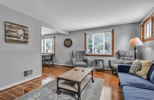 North Buffalo Apartment | Gorgeous 2 Queen Bedroom Lower Apartment in North Buffalo with Free Driveway Parking
