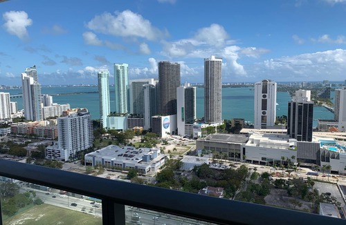 Town Square Apartment | Gorgeous modern Studio in the heart of Miami!
