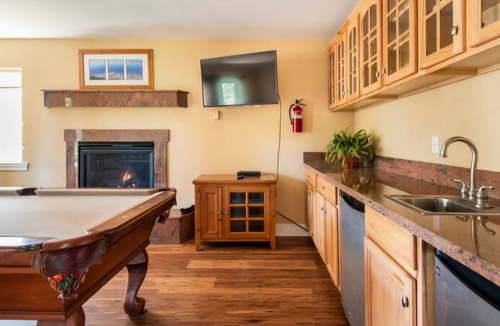 Country Club Estates House | Gorgeous Mountain Retreat with Hot Tub and Pool Table