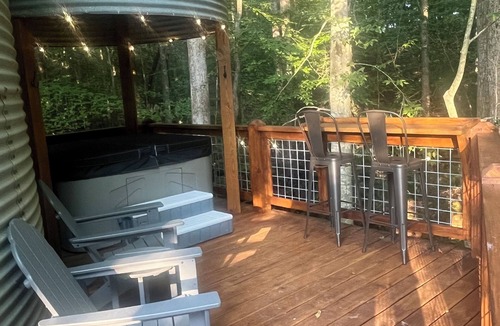 Shelby Apartment | Grain Bin Silo Tiny House with 1 bedroom, WiFi, AC and hot tub in Shelby