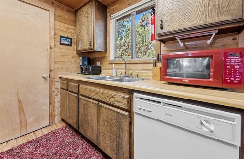 Sugarloaf House | Granny's Love Shack - Close to Hiking Trails, Fireplace, Deck, Barbecue