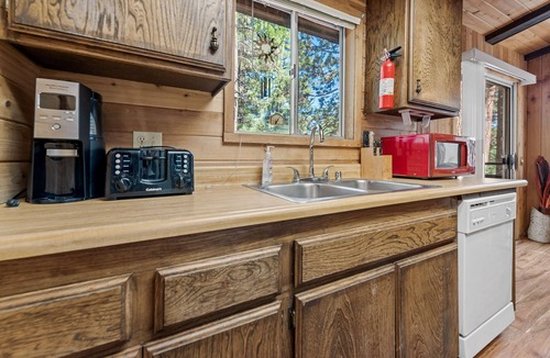 Sugarloaf House | Granny's Love Shack - Close to Hiking Trails, Fireplace, Deck, Barbecue