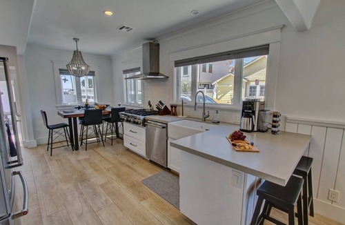 Newport Beach House | Great location upscale beach house3Bd/3.5BJacuzzi