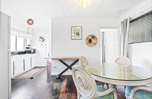 Cairns North Apartment | Grey Whale Anchor Inn U6- Discover Cairns: Comfort on a Budget!