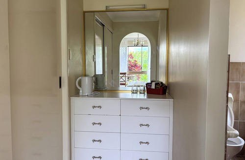 Sunnybank Hills House | Guest Suite with private entrance - Clean & Relaxing