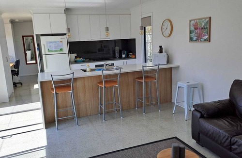 Chisholm House | Guesthouse retreat with free secure parking - work and relax in Canberra South