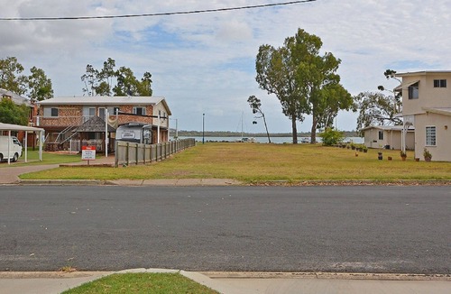 Traviston House | Hami's Retreat - Burrum Heads- Close to Boatramp -2BR - Aircon