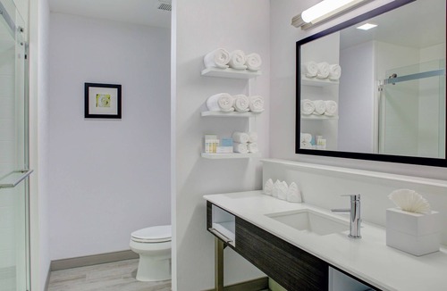 Airport Area Hotel | Hampton Inn & Suites Irvine-Orange County Airport