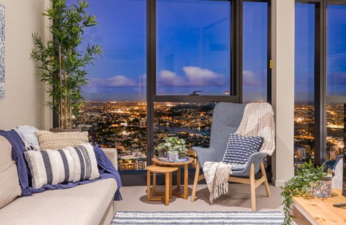 Brisbane Central Business District Apartment | Hamptons Retreat on Level 77 in Skytower-Deluxe River & Bridge Views-CBD-Free Parking