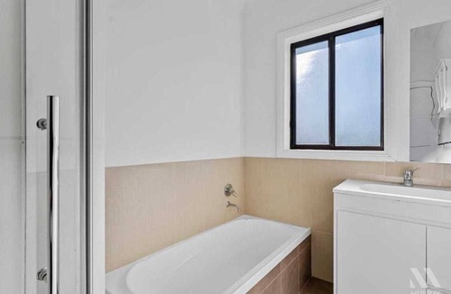 Yarrawonga House | Happy's place. Cute 3 bedroom cottage at the top of the main St.