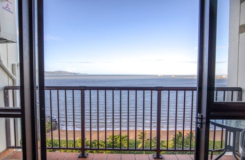 North Ward Apartment | Hard to beat this top floor end unit endless views WiFi Foxtel beach front.