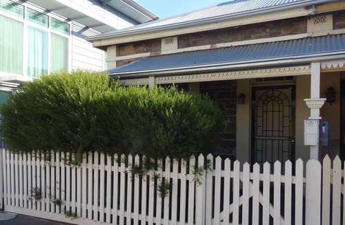 Adelaide Central Business District Cottage | Harriett's Cottage (in the SE corner of Adelaide city)