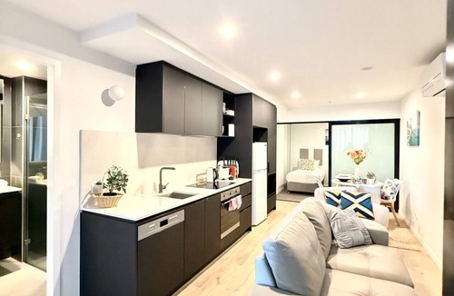 Reid Apartment | Heart of CBD Stylish 2BR Apt-Quiet-pool-view-BBQ