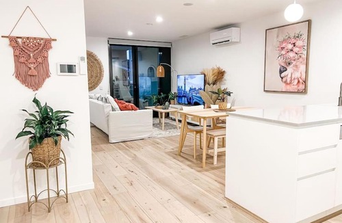 Reid Apartment | Heart of City - Pool - Parking - Self check-in