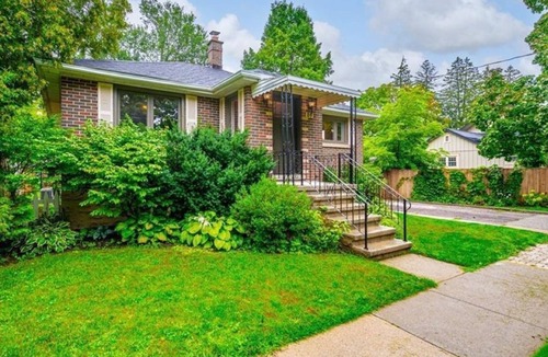 Elora House | Heart of downtown w/private backyard. Walk to Elora Mill!