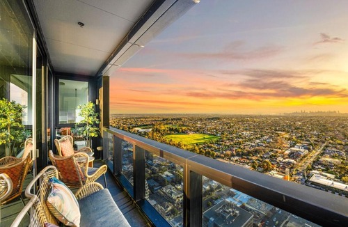 Box Hill Apartment | Highrise Luxury Penthouse with City Ocean Mountain View