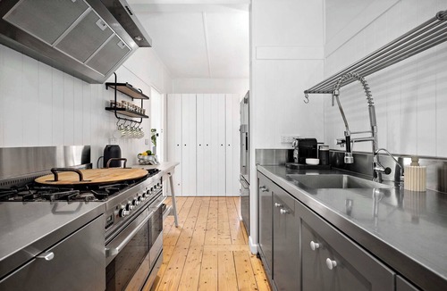 Red Hill South House | Hillside Cottage - Cosy Fire, Pool, Wineries