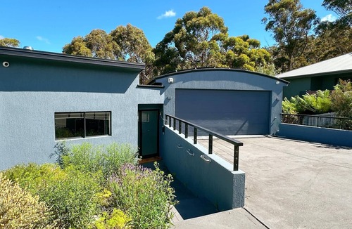 Tolmans Hill House | Hobart Luxury 3 - Bedroom Flat