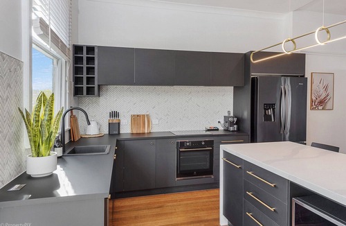 Hobart Central Business District House | Hobart's Finest, Inner City suburb, On-site parking. LUX 3bdm.