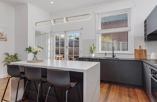 Hobart Central Business District House | Hobart's Finest, Inner City suburb, On-site parking. LUX 3bdm.