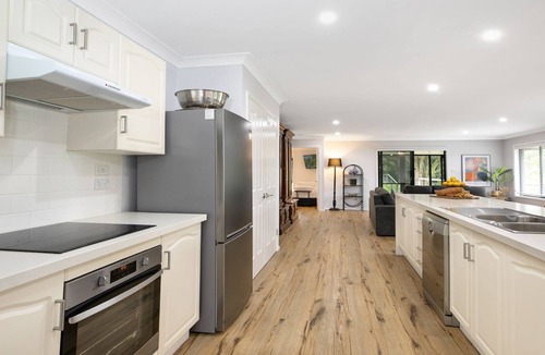Robertson House | Hoddle Lane – rural views, fireplace and air conditioning