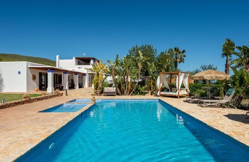 Sant Carles de Peralta House | Holiday Home 'Can Andreuet' with Private Pool, Wi-Fi and Air Conditioning in Ibiza
