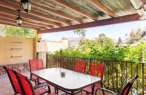 Malaga-Este Villa | Holiday Home 'Casa Del Golf - 10 Minutes on Foot' with Mountain View, Private Pool and Wi-Fi