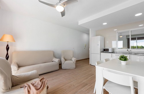 El Palo House | Holiday Home "Casa Mar de Frente" with Sea View, Private Terrace & Wi-Fi