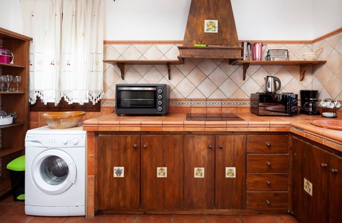 Totalan House | Holiday Home 'Casa Rural Los Hidalgos' with Sea View, Wi-Fi and Air Conditioning